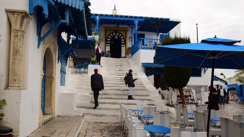 Künstler wie Paul Klee und August Macke ließen sich hier nieder und malten die weiß-blauen Gassen und Häuser dieses wunderschönen Viertels.