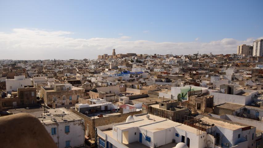Etwa eine Autostunde entfernt von Kairouan erreicht man wieder die Mittelmeerküste - und trifft dort auf die Hafenstadt Sousse. Wer den Turm der Großen Moschee erklimmt, wird mit einem tollen Ausblick über die Medina belohnt.