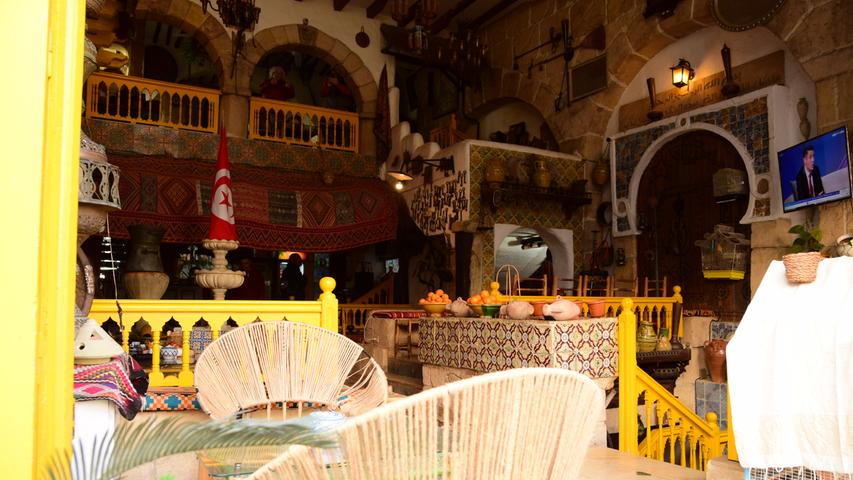 In den engen Gässchen der Medina von Sousse kann man stundenlang flanieren. Wer davon müde wird, kann sich in einem der Cafés (hier das Café Kasbah) niederlassen und einen traditionellen Mokka trinken. Die Reisereportage zu dieser Bildergalerie lesen Sie auf unserem Premiumportal nn.de.