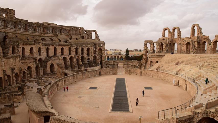 Ein interessanter Ort ist auch "El Jem" (arabisch für: "die Festung"), das nur eine Autostunde entfernt ist. Überraschenderweise steht hier das drittgrößte Kolosseum der Welt. Es wurde 258 erbaut, als Tunesien Teil des Römischen Reiches war.
