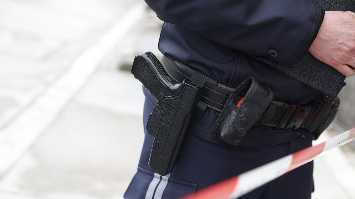 Nachdem eine Person mit einer vermeintlichen Schusswaffe gemeldet wurde, kam es in Ebermannstadt zu einem größeren Polizeieinsatz. (Symbolbild)