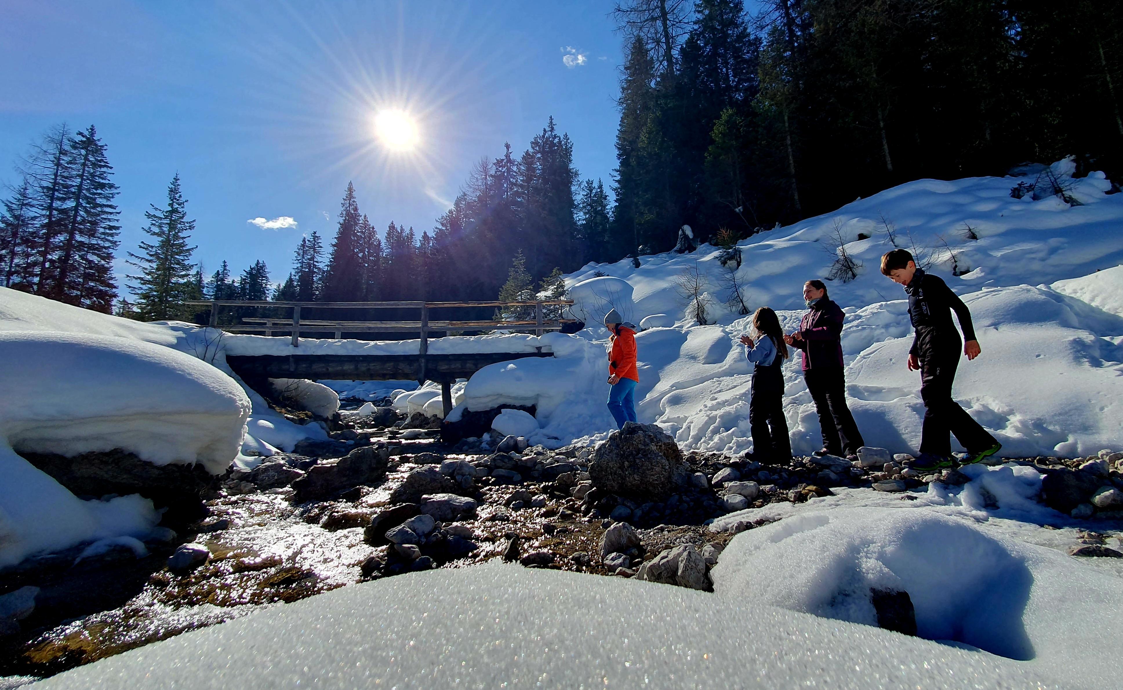 Nördlich des Caravan Park Sexten in Richtung Kreuzbergpass läuft man diesen schönen Winterwanderweg mit Schlitten bergauf und rodelt dann parallel dazu den Skiweg bis zur Talstation Signaue ab. Die spannende Reisereportage zu dieser Bildergalerie lesen Sie hier.