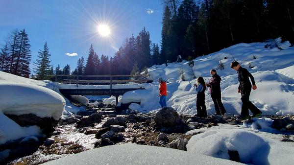 Nördlich des Caravan Park Sexten in Richtung Kreuzbergpass läuft man diesen schönen Winterwanderweg mit Schlitten bergauf und rodelt dann parallel dazu den Skiweg bis zur Talstation Signaue ab. Die spannende Reisereportage zu dieser Bildergalerie lesen Sie hier.
