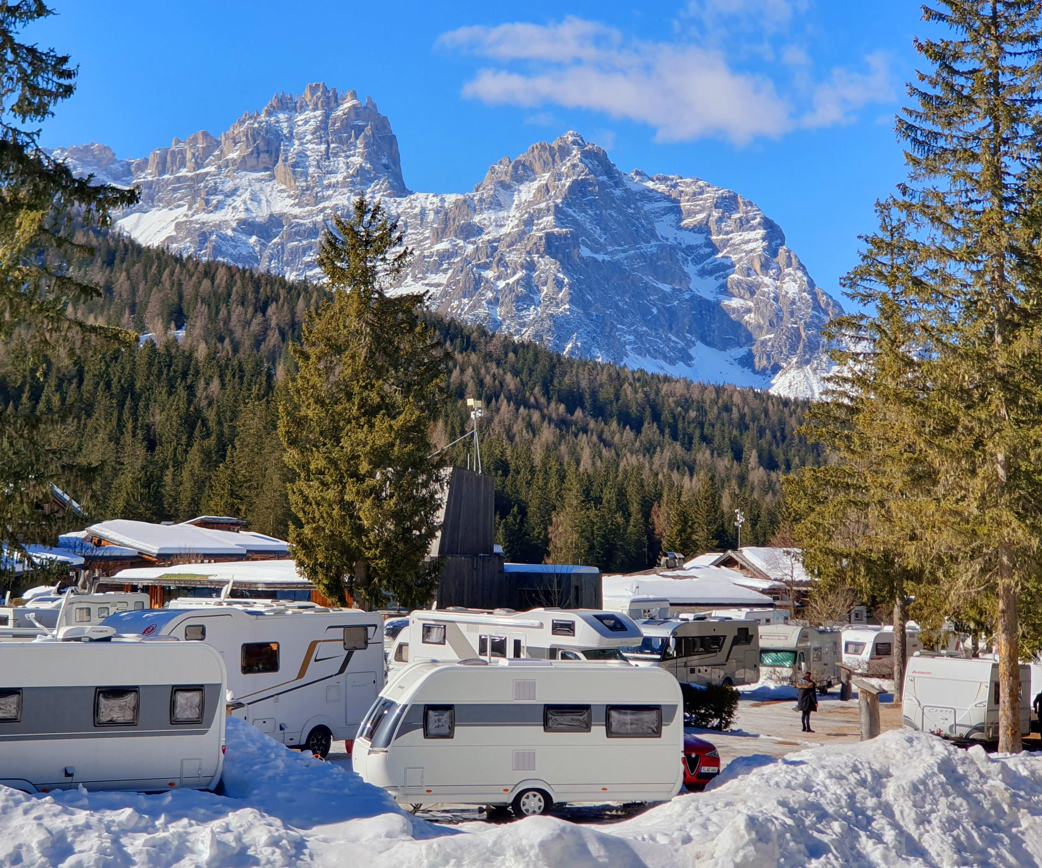 Unterm 3 Zinnen-Massiv liegt der Caravan Park Sexten, auf den viele Gäste mit Wohnwagen oder Wohnmobil zum Wintercamping kommen. Gegen Aufpreis kann man noch in die Sauna oder das Schwimmbad des angeschlossenen Hotels Mountain Resort Patzenfeld. Der Premium-Stellplatz kostet in der Hauptsaison für die Familie über 900 Euro - ohne Strom und Kurtaxe. Selbst Camping ist teuer geworden, früher war der Winter mal Nebensaison.