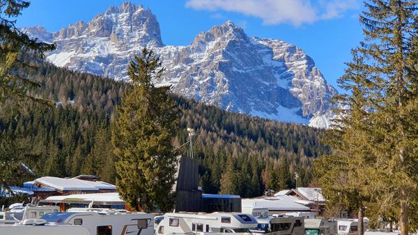 Unterm 3 Zinnen-Massiv liegt der Caravan Park Sexten, auf den viele Gäste mit Wohnwagen oder Wohnmobil zum Wintercamping kommen. Gegen Aufpreis kann man noch in die Sauna oder das Schwimmbad des angeschlossenen Hotels Mountain Resort Patzenfeld. Der Premium-Stellplatz kostet in der Hauptsaison für die Familie über 900 Euro - ohne Strom und Kurtaxe. Selbst Camping ist teuer geworden, früher war der Winter mal Nebensaison.