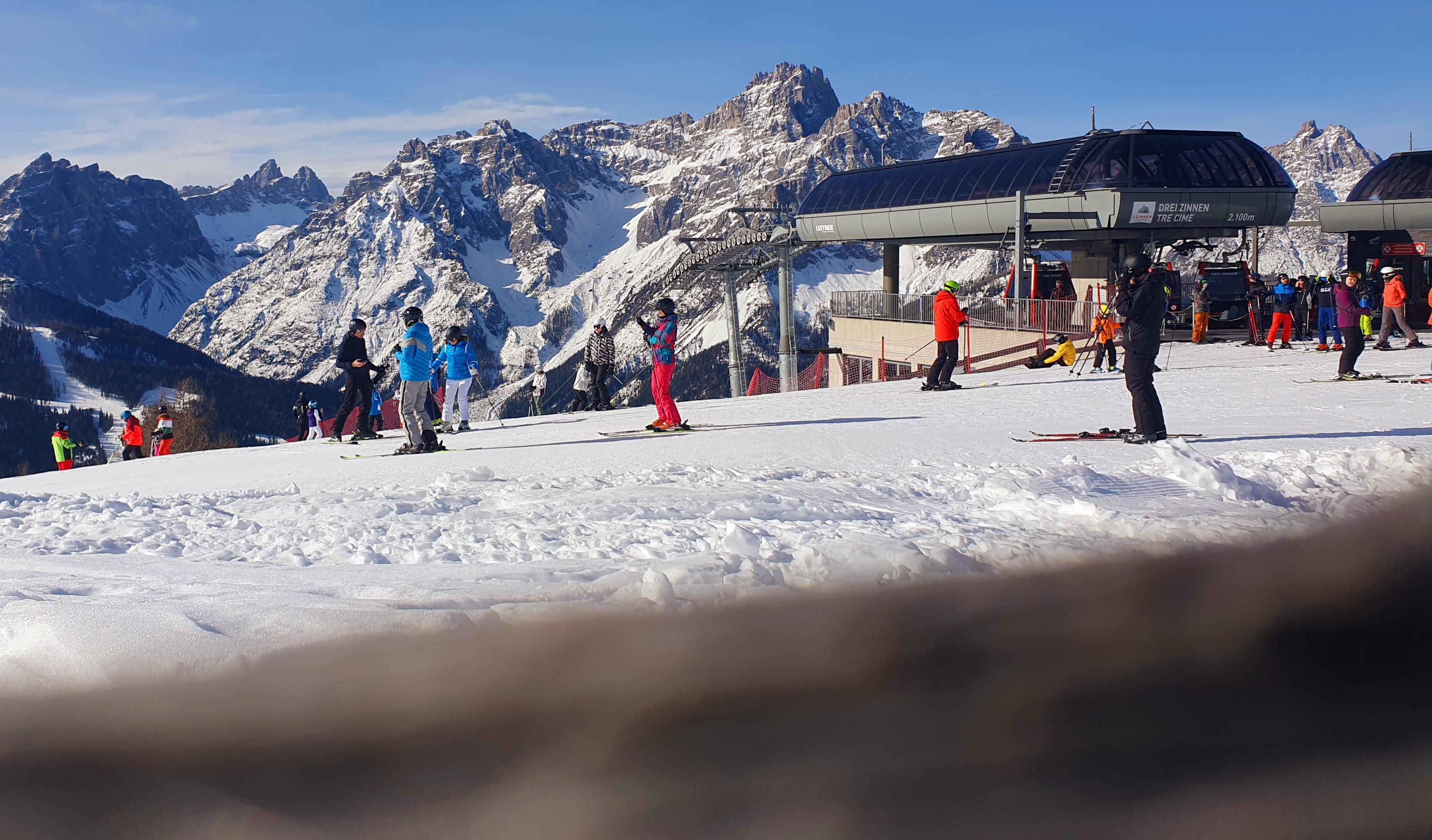 Auf der Piste von Südtirol nach Venezien: Beim Familienskifahren an den 3 Zinnen carven Sie ins richtige Italien