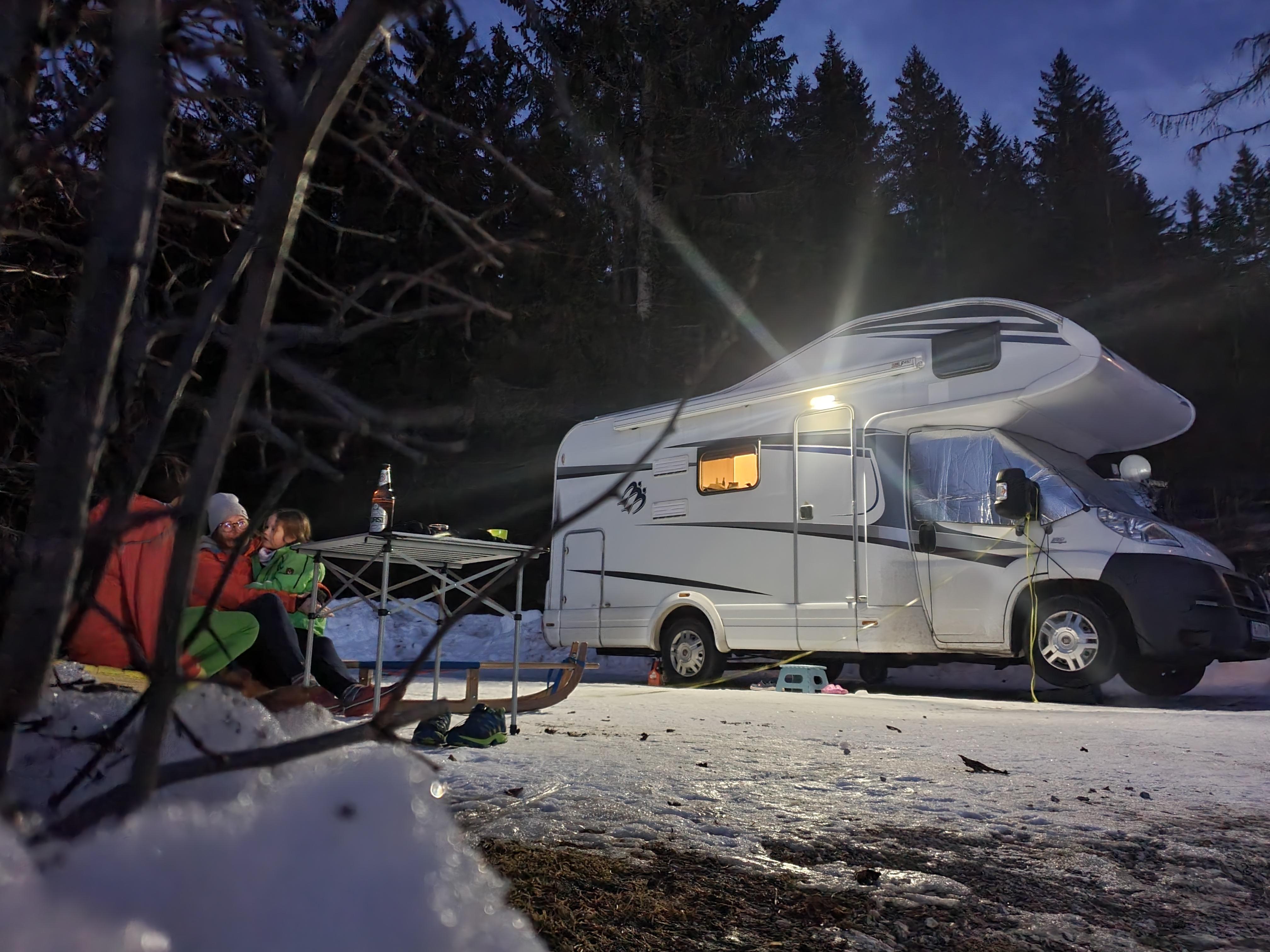 Wir haben mit dem Wohnmobil Wintercamping auf dem Caravan Park Sexten ausprobiert und uns gemütlich mit einem Bier auf unsere Rodel vor die beheizte, mobile Hütte gesetzt. Die spannende Reisereportage zu dieser Bildergalerie lesen Sie hier.