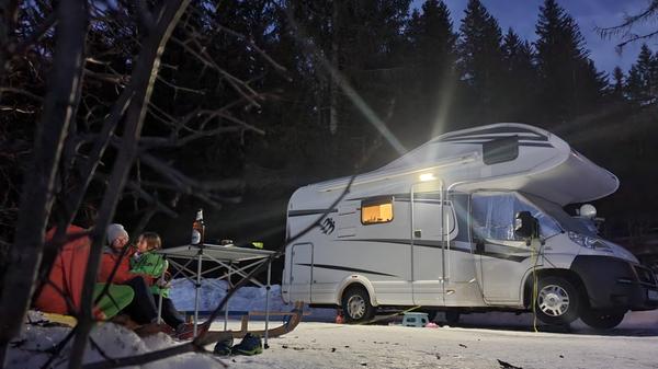 Wir haben mit dem Wohnmobil Wintercamping auf dem Caravan Park Sexten ausprobiert und uns gemütlich mit einem Bier auf unsere Rodel vor die beheizte, mobile Hütte gesetzt. Die spannende Reisereportage zu dieser Bildergalerie lesen Sie hier.