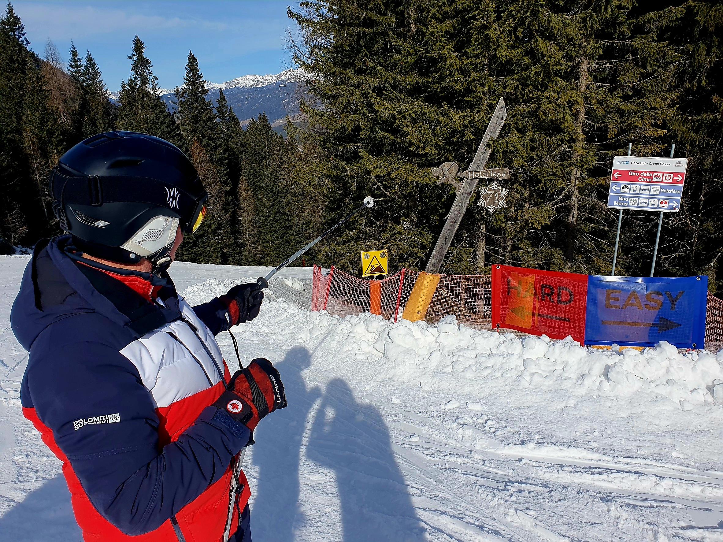 Hier liegt auch die steilste Piste Südtirols und somit Italiens, die Holzriesen-Piste. Ein geschnitzter Balken zeigt 1:1 die Neigung der steilsten Stelle, wie Christian Tschurtschentaler erklärt.