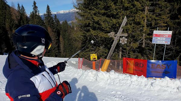 Hier liegt auch die steilste Piste Südtirols und somit Italiens, die Holzriesen-Piste. Ein geschnitzter Balken zeigt 1:1 die Neigung der steilsten Stelle, wie Christian Tschurtschentaler erklärt.