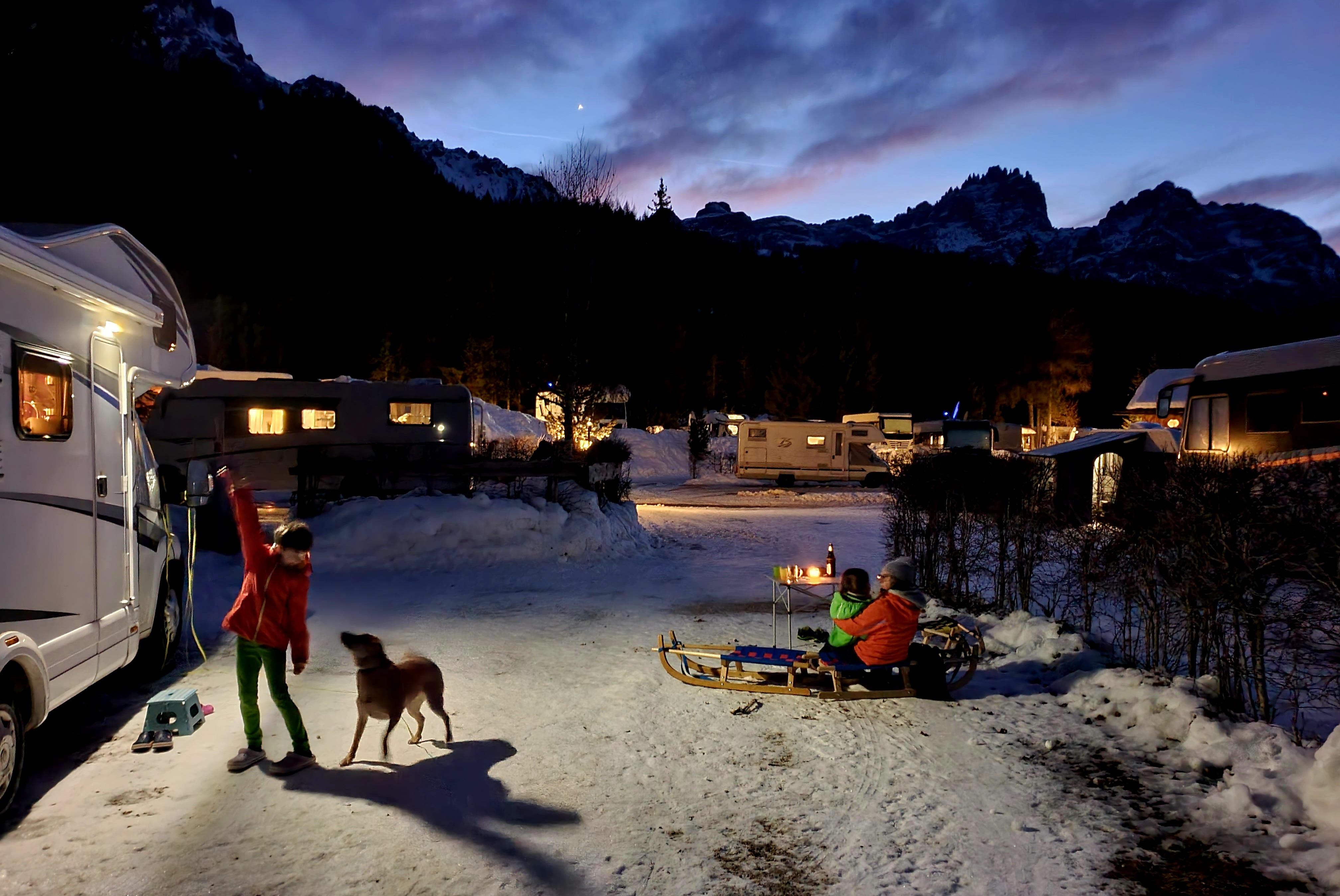 Der Blick fällt dabei auf die Dolomiten, die in den Farben der Abenddämmerung versinken.
