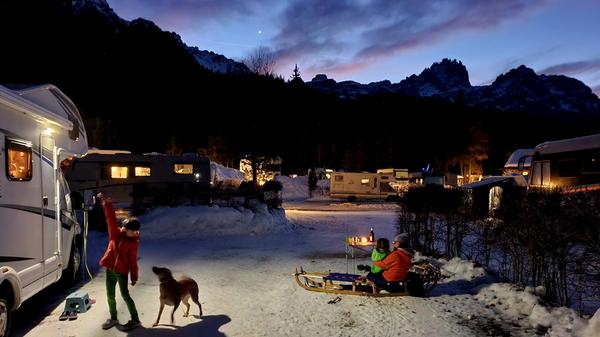 Der Blick fällt dabei auf die Dolomiten, die in den Farben der Abenddämmerung versinken.