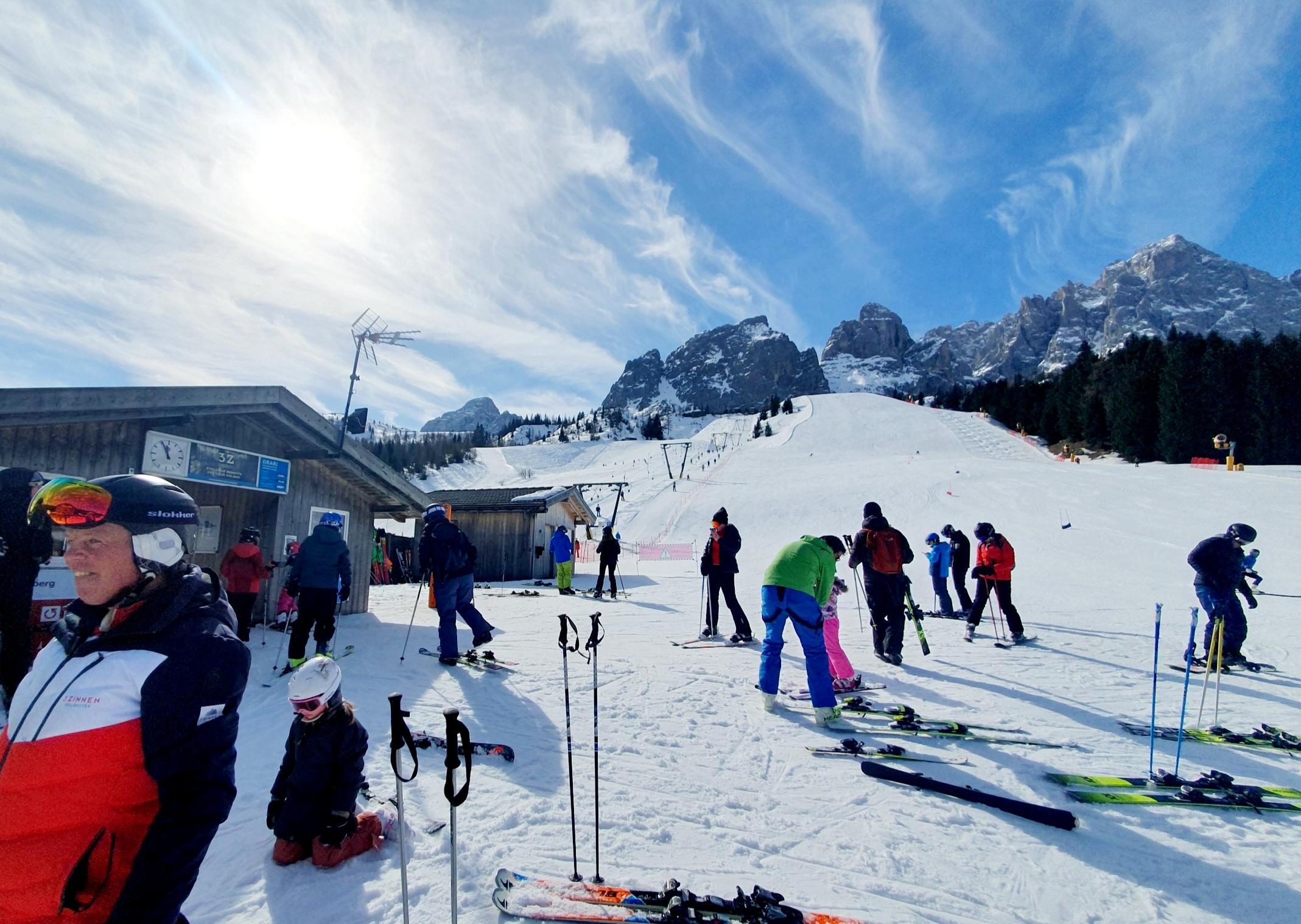 Die Marc-Girardelli-Piste am Kreuzbergpass. Links neben dem Lift ist das italienischsprachige Venezien, der Lift selbst steht schon im deutschsprachigen Südtirol.