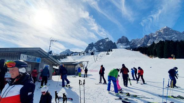 Die Marc-Girardelli-Piste am Kreuzbergpass. Links neben dem Lift ist das italienischsprachige Venezien, der Lift selbst steht schon im deutschsprachigen Südtirol.