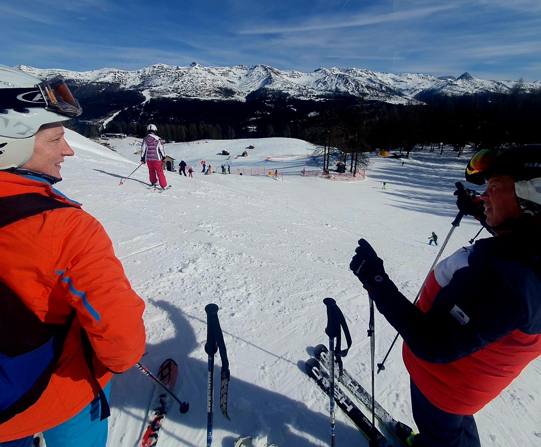 "Da hinten liegt der Karnische Kamm, ein viel älterer und somit abgerundeter Gebirgszug als die jungen, noch zackigen Dolomiten in unserem Rücken", sagt Christian Tschurtschenthaler. Über ihn zieht sich die Grenze zu Österreich, 2026 könnte eine Gondel das Südtiroler Skigebiet mit dem vom Tiroler Sillian verbinden. 