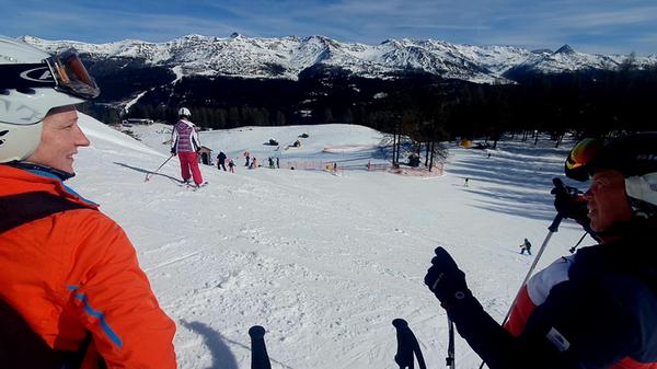 "Da hinten liegt der Karnische Kamm, ein viel älterer und somit abgerundeter Gebirgszug als die jungen, noch zackigen Dolomiten in unserem Rücken", sagt Christian Tschurtschenthaler. Über ihn zieht sich die Grenze zu Österreich, 2026 könnte eine Gondel das Südtiroler Skigebiet mit dem vom Tiroler Sillian verbinden.