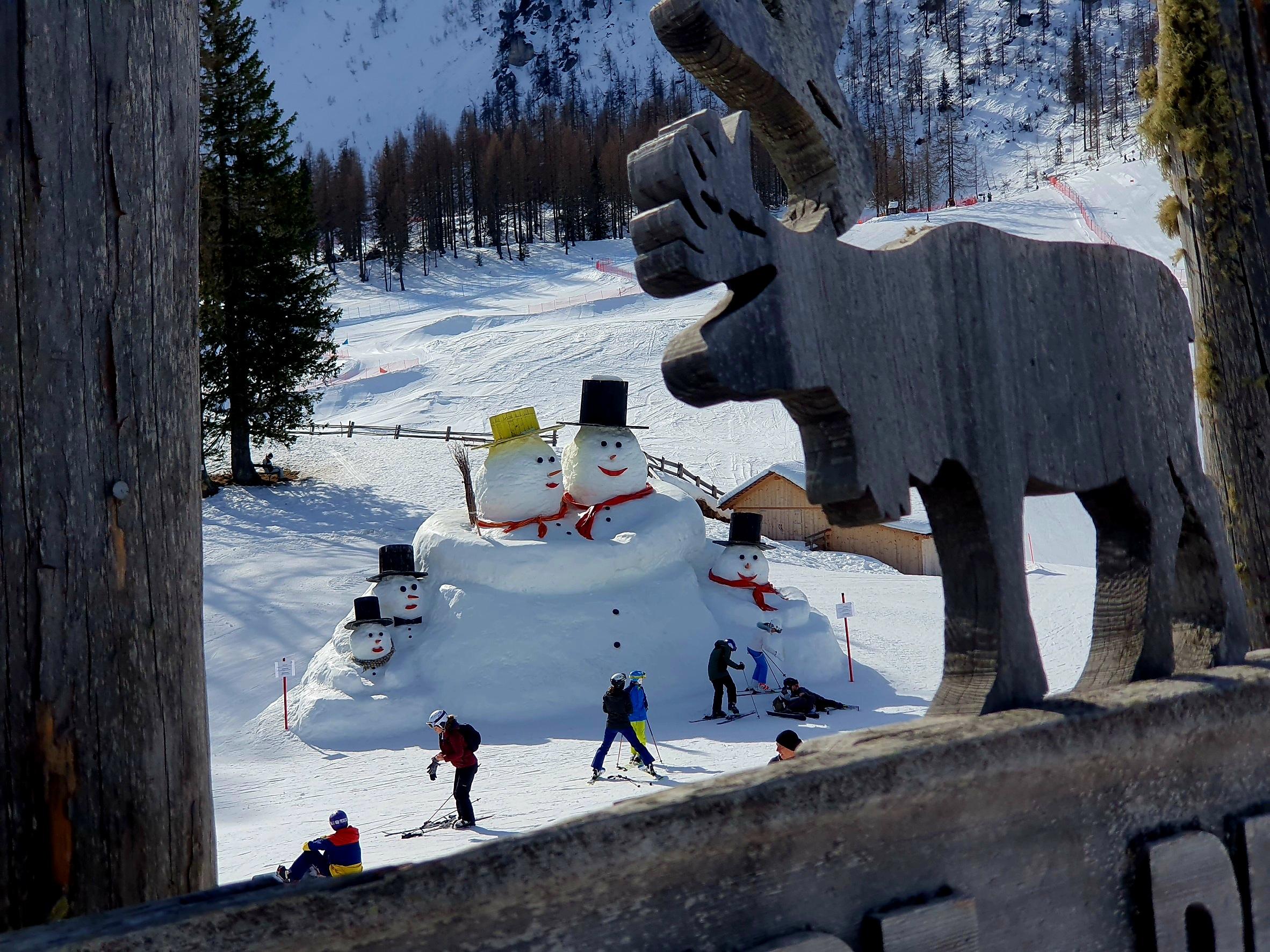 Unter der Rotwand stehen diese Schneemänner, ein super Fotomotiv vor gewaltigem Bergmassiv.