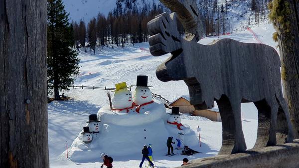 Unter der Rotwand stehen diese Schneemänner, ein super Fotomotiv vor gewaltigem Bergmassiv.
