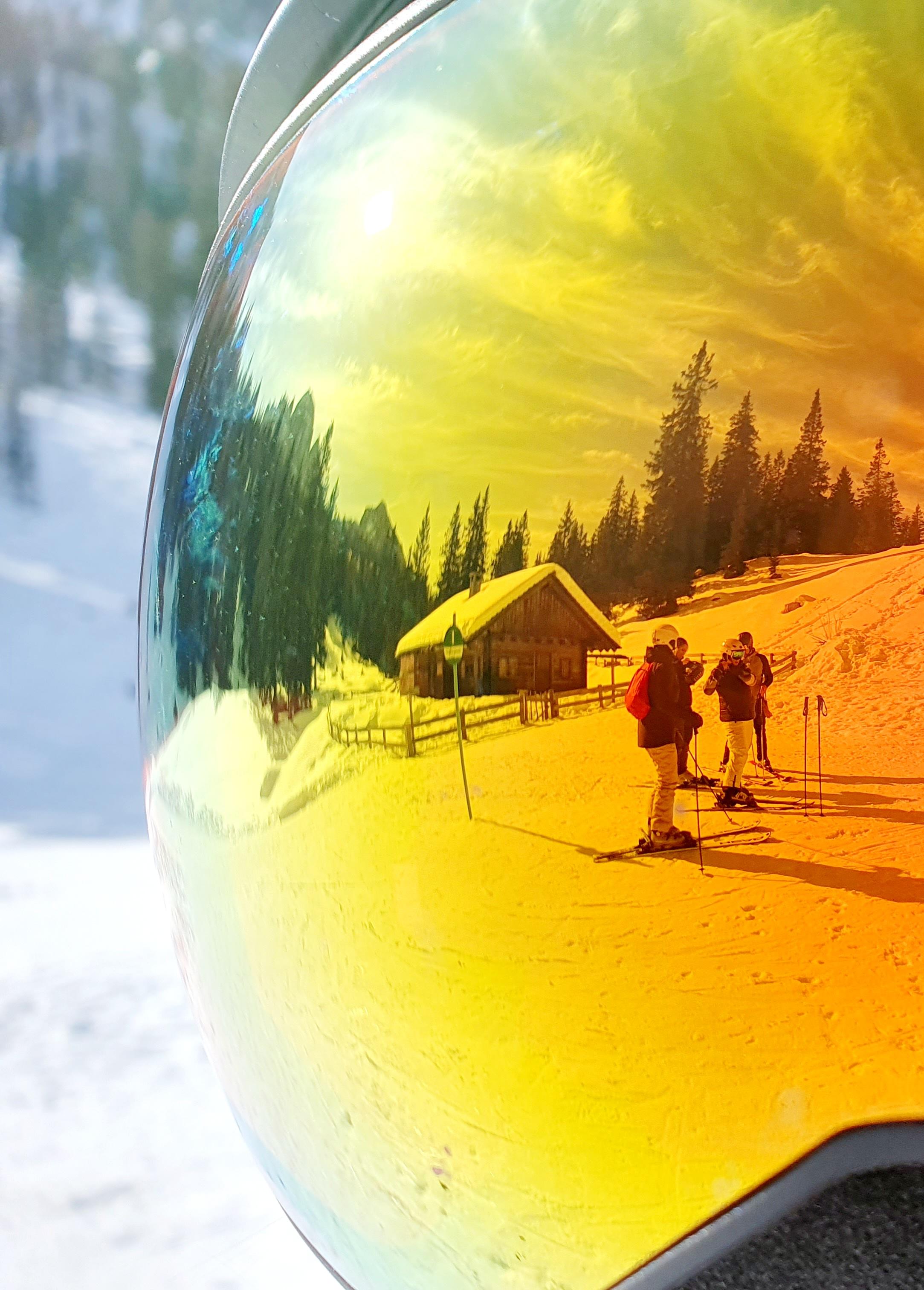 Auf dem Skiweg von den Rotwandwiesen zum Kreuzbergpass spiegelt sich diese einsame Almhütte in der Skibrille.