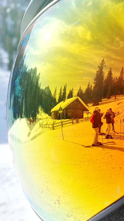 Auf dem Skiweg von den Rotwandwiesen zum Kreuzbergpass spiegelt sich diese einsame Almhütte in der Skibrille.