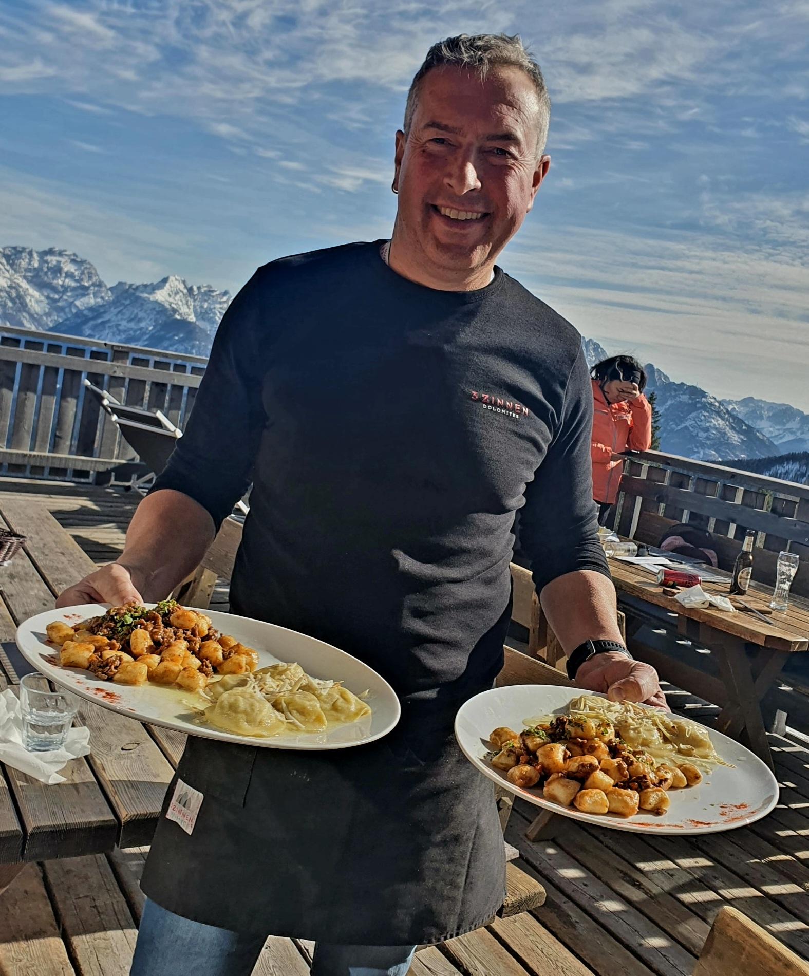 Hinterm Kreuzbergpass in Richtung des Örtchens Padola sind wir im dazugehörigen Skigebiet Val Comelico angekommen. Hier ist richtiges Italien, auf der Hütte Rifugio Col d'la Tenda serviert der Wirt ein Biss: Gnocchi mit Ragout, dazu Schlutzkrapfen mit Käse, den es so nur hier gibt.