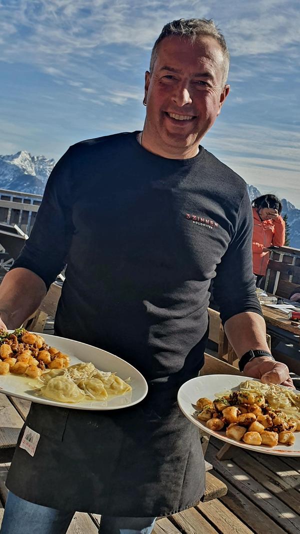 Hinterm Kreuzbergpass in Richtung des Örtchens Padola sind wir im dazugehörigen Skigebiet Val Comelico angekommen. Hier ist richtiges Italien, auf der Hütte Rifugio Col d'la Tenda serviert der Wirt ein Biss: Gnocchi mit Ragout, dazu Schlutzkrapfen mit Käse, den es so nur hier gibt.