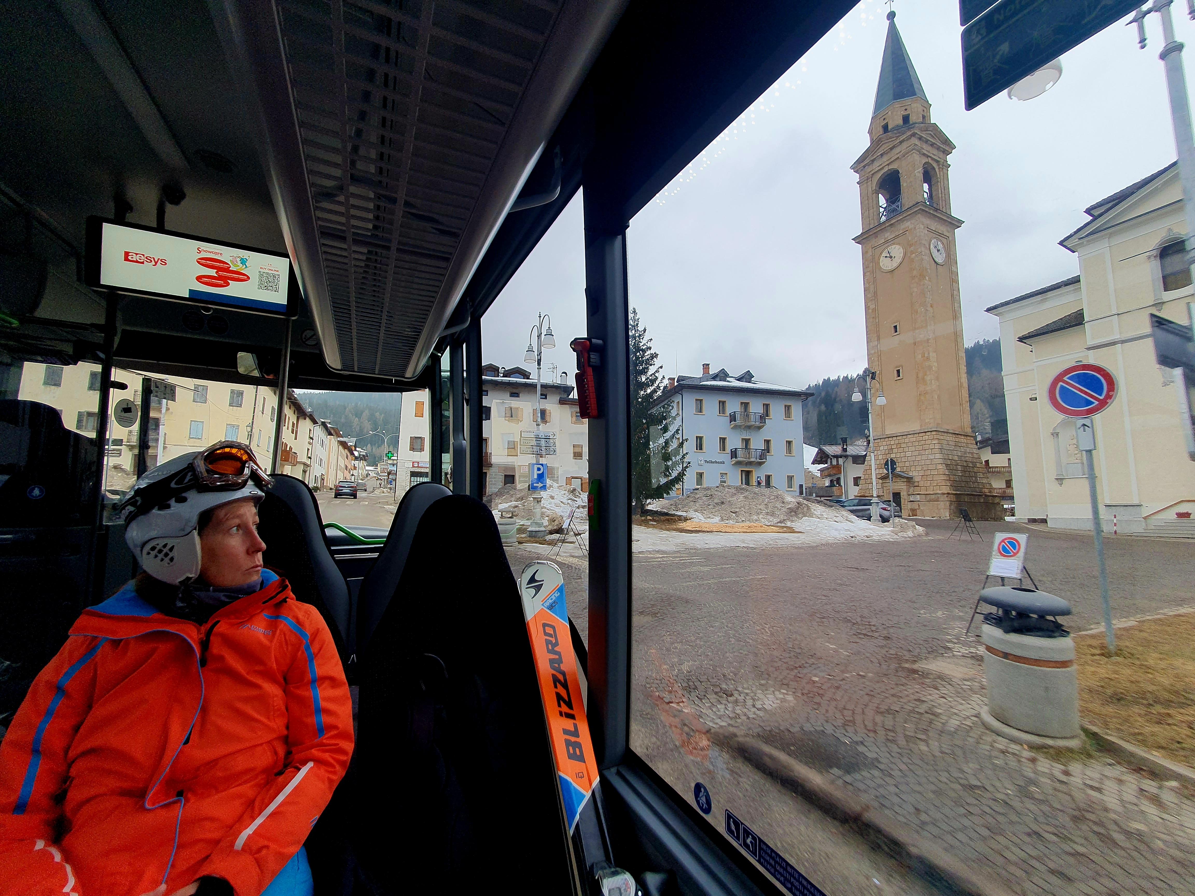 Das letzte Stück zum Lift des Val Comelico muss man mit dem Bus durch Padola fahren - ein typisches italienisches Städtchen mit Fensterläden an den Häusern und einem venezianischen Campanile, der neben der eigentlichen Kirche an einer Piazza steht. Nur ein Dorf weiter in Südtirol sehen die Dörfer und Städte aus wie in Österreich - ein harter Kulturen-Kontrast. Die spannende Reisereportage zu dieser Bildergalerie lesen Sie hier.