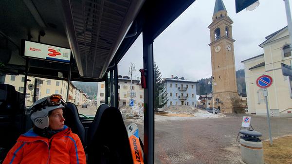 Das letzte Stück zum Lift des Val Comelico muss man mit dem Bus durch Padola fahren - ein typisches italienisches Städtchen mit Fensterläden an den Häusern und einem venezianischen Campanile, der neben der eigentlichen Kirche an einer Piazza steht. Nur ein Dorf weiter in Südtirol sehen die Dörfer und Städte aus wie in Österreich - ein harter Kulturen-Kontrast. Die spannende Reisereportage zu dieser Bildergalerie lesen Sie hier.