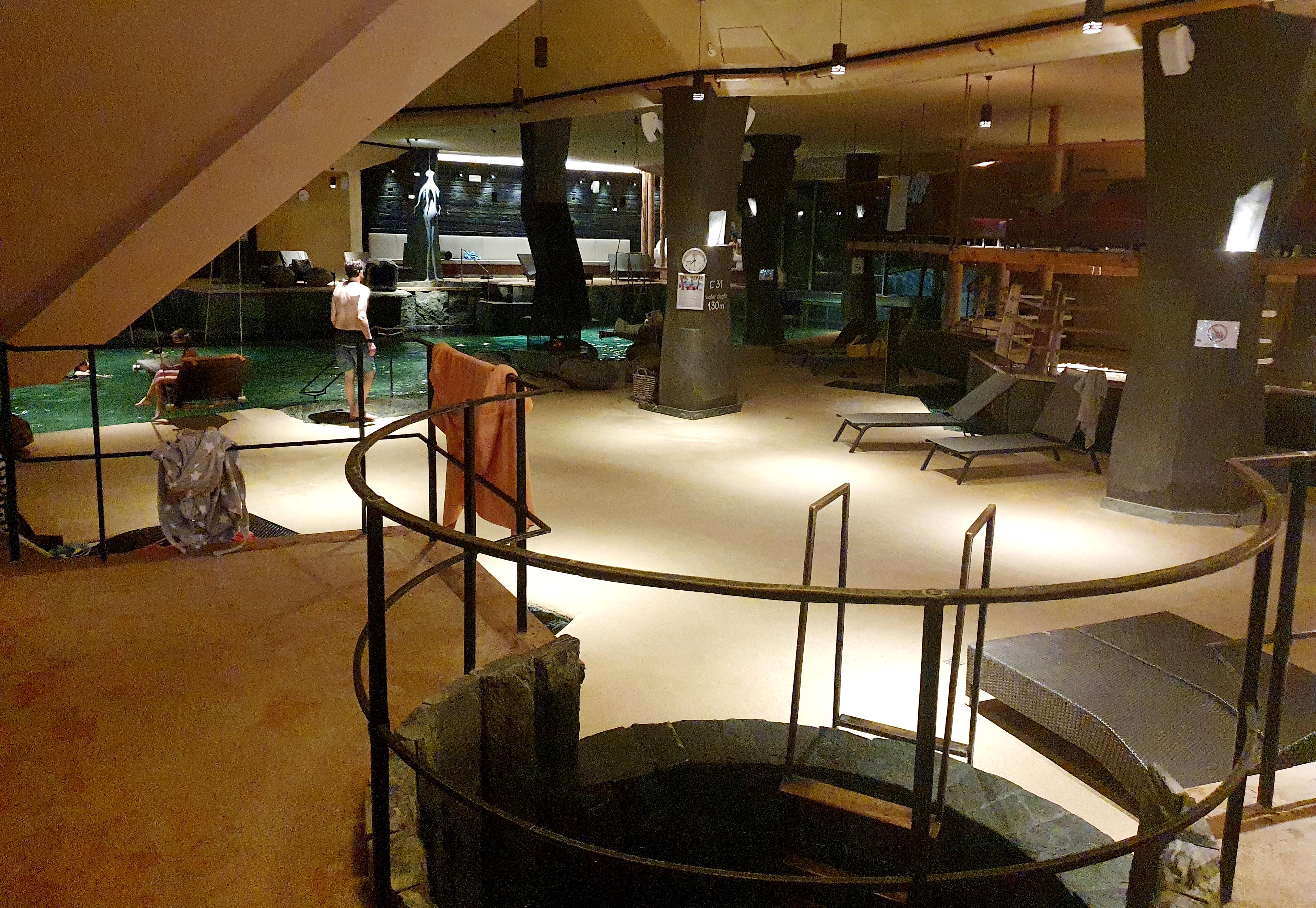 Nach dem Skitag entspannen die Wintersportler im Schwimmbad des Caravan Park Sexten.