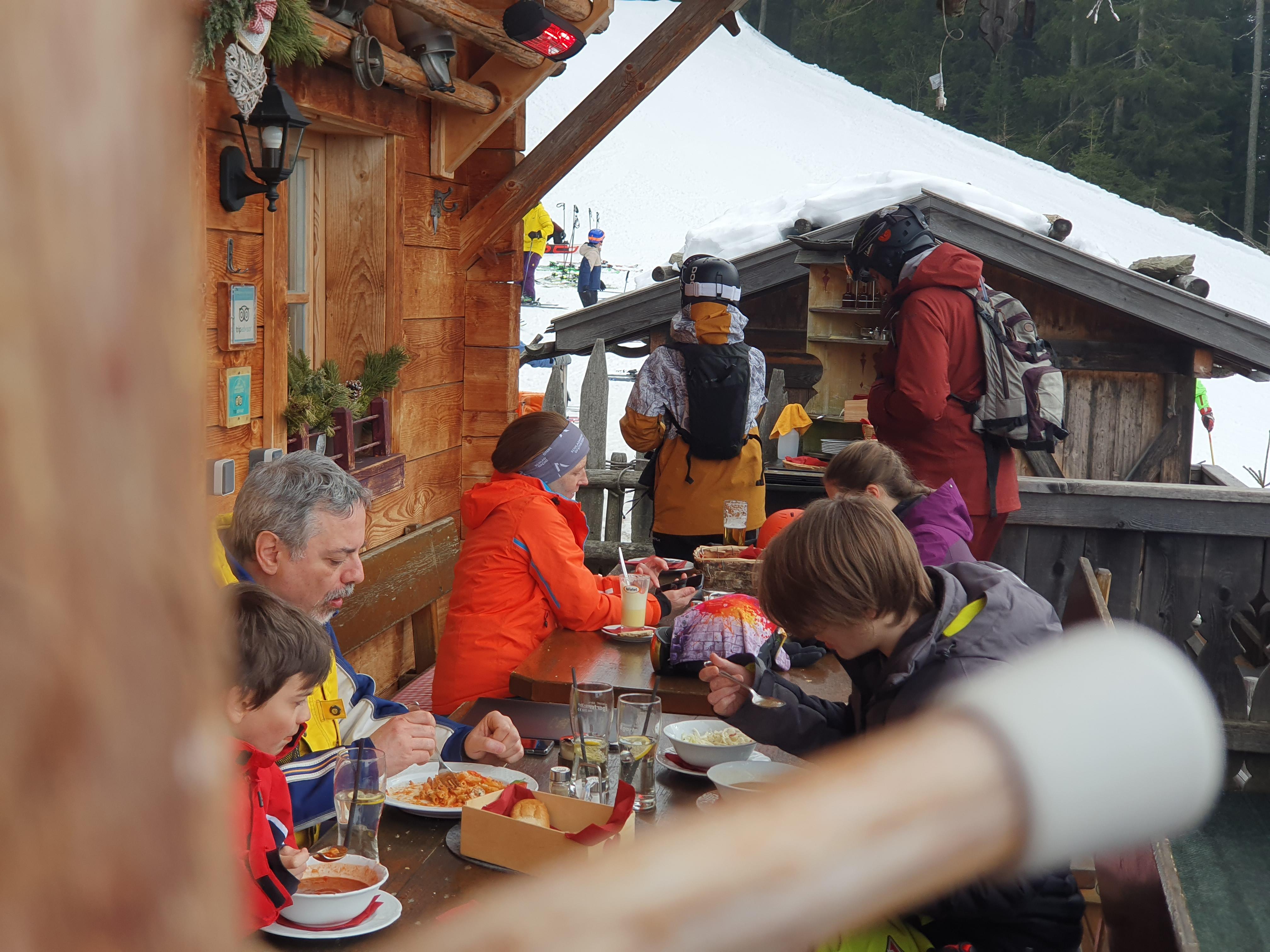 Die Eltern fahren derweil entspannt Ski und kehren - Geheimtipp! - in der günstigen Jägerhütte an Piste 13 vom Helm nach Vierschach ein. Das Essen ist super lecker, die Hütte urig, der Blick toll, die Wirte sind nett. 