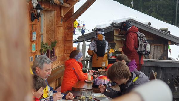 Die Eltern fahren derweil entspannt Ski und kehren - Geheimtipp! - in der günstigen Jägerhütte an Piste 13 vom Helm nach Vierschach ein. Das Essen ist super lecker, die Hütte urig, der Blick toll, die Wirte sind nett.
