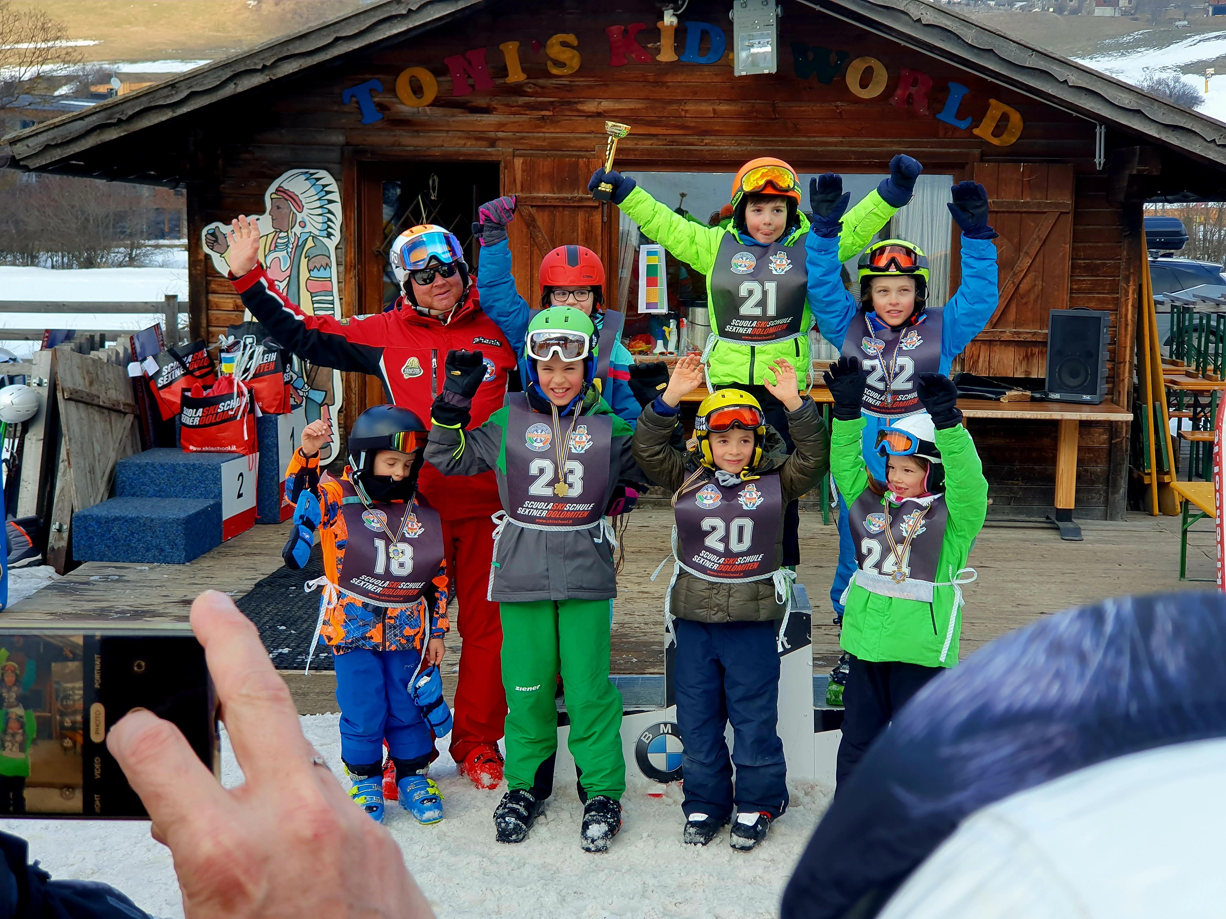 Die Gewinner kommen aufs Treppechen, alle bekommen eine Medaille. 