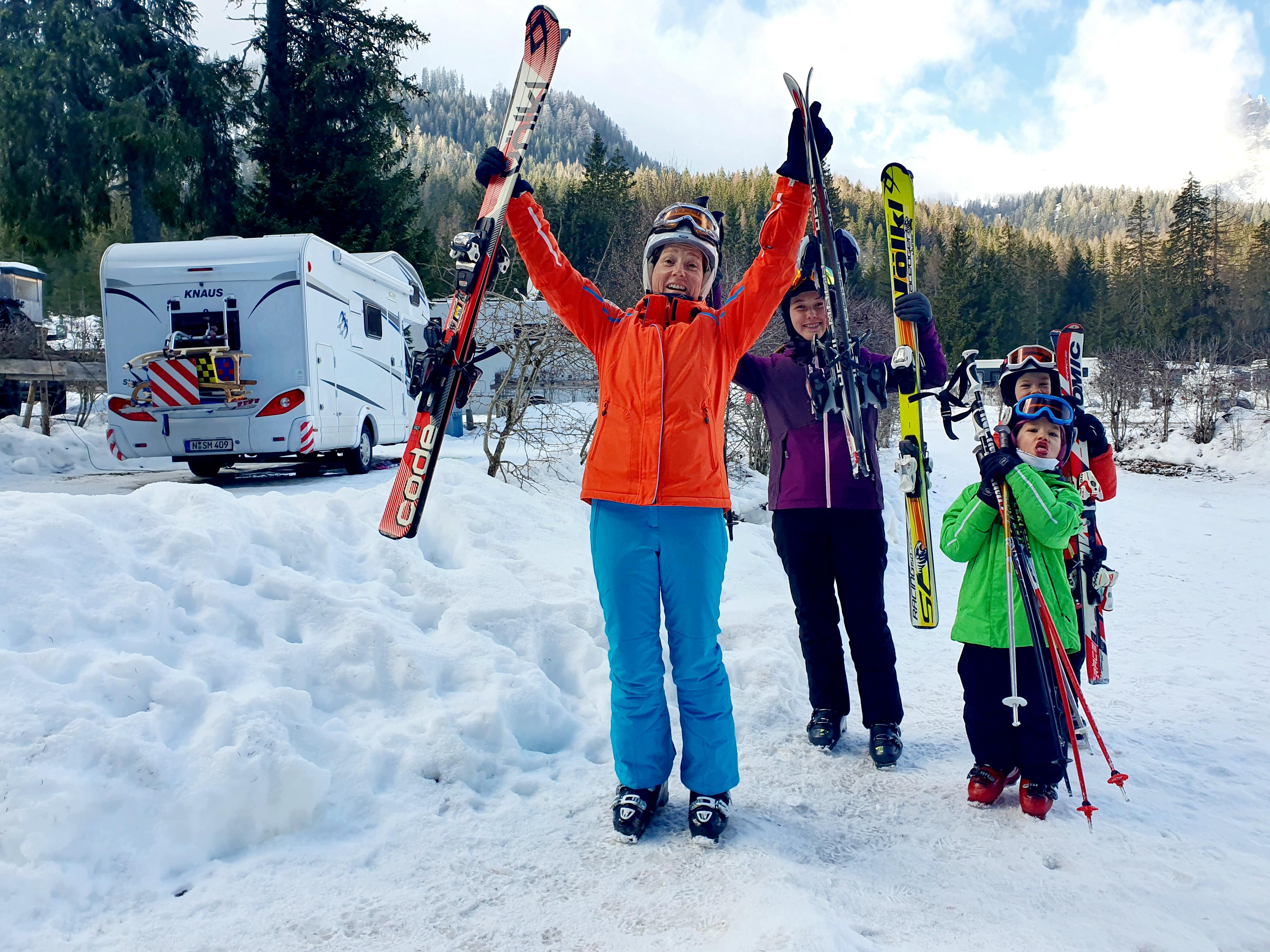 Direkt vom Wohnmobil auf die Ski: Hinterm Campingplatz liegt ein Ski-Ziehweg runter zur Talstation von Signaue und Stiergarten.