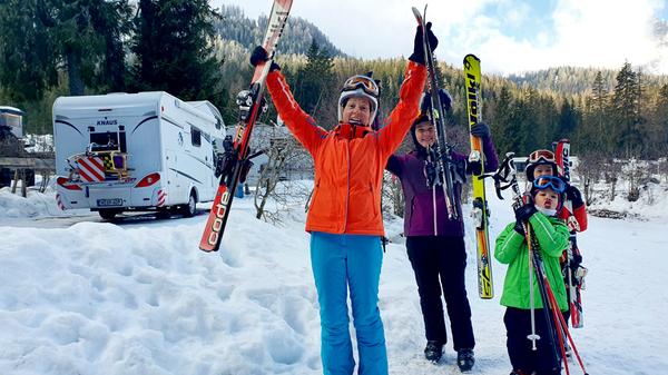 Direkt vom Wohnmobil auf die Ski: Hinterm Campingplatz liegt ein Ski-Ziehweg runter zur Talstation von Signaue und Stiergarten.