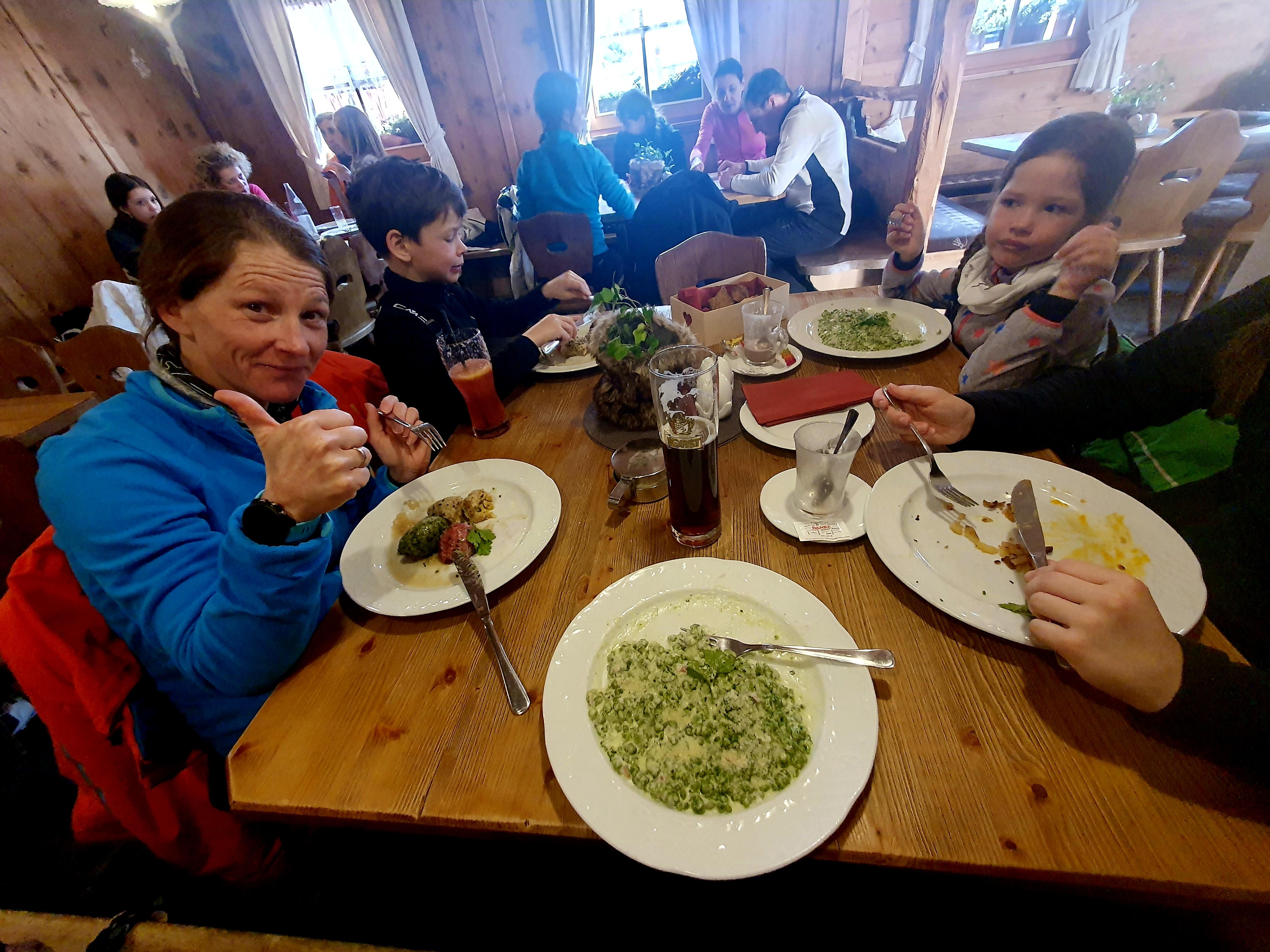 Feine Südtiroler Küche - hier Spinat-Spätzle mit Schinken-Sahnesauce - auf der Jägerhütte zum Abschluss eines Skiurlaubs. Die spannende Reisereportage zu dieser Bildergalerie lesen Sie hier auf unserem Premium-Portal nn.de