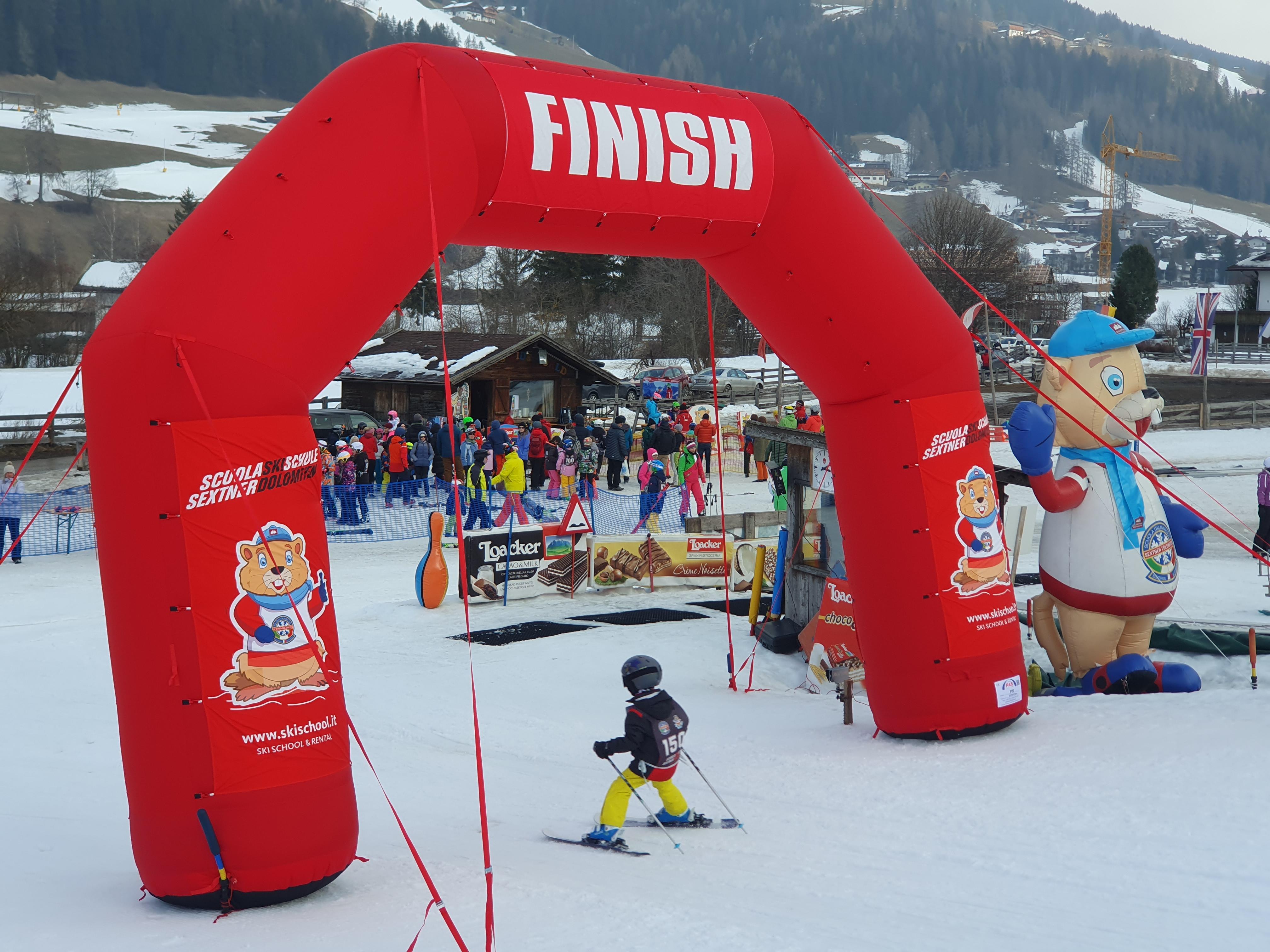 Das Abschlussrennen am Ende des Skikurses der Skischule Sexten - darauf trainieren die Kleinen mit großem Eifer hin. Hier die Zieleinfahrt bei Sexten am Waldheimlift. Die spannende Reisereportage zu dieser Bildergalerie lesen Sie hier.