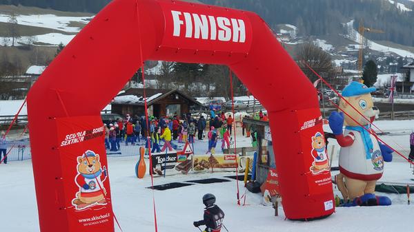 Das Abschlussrennen am Ende des Skikurses der Skischule Sexten - darauf trainieren die Kleinen mit großem Eifer hin. Hier die Zieleinfahrt bei Sexten am Waldheimlift. Die spannende Reisereportage zu dieser Bildergalerie lesen Sie hier.