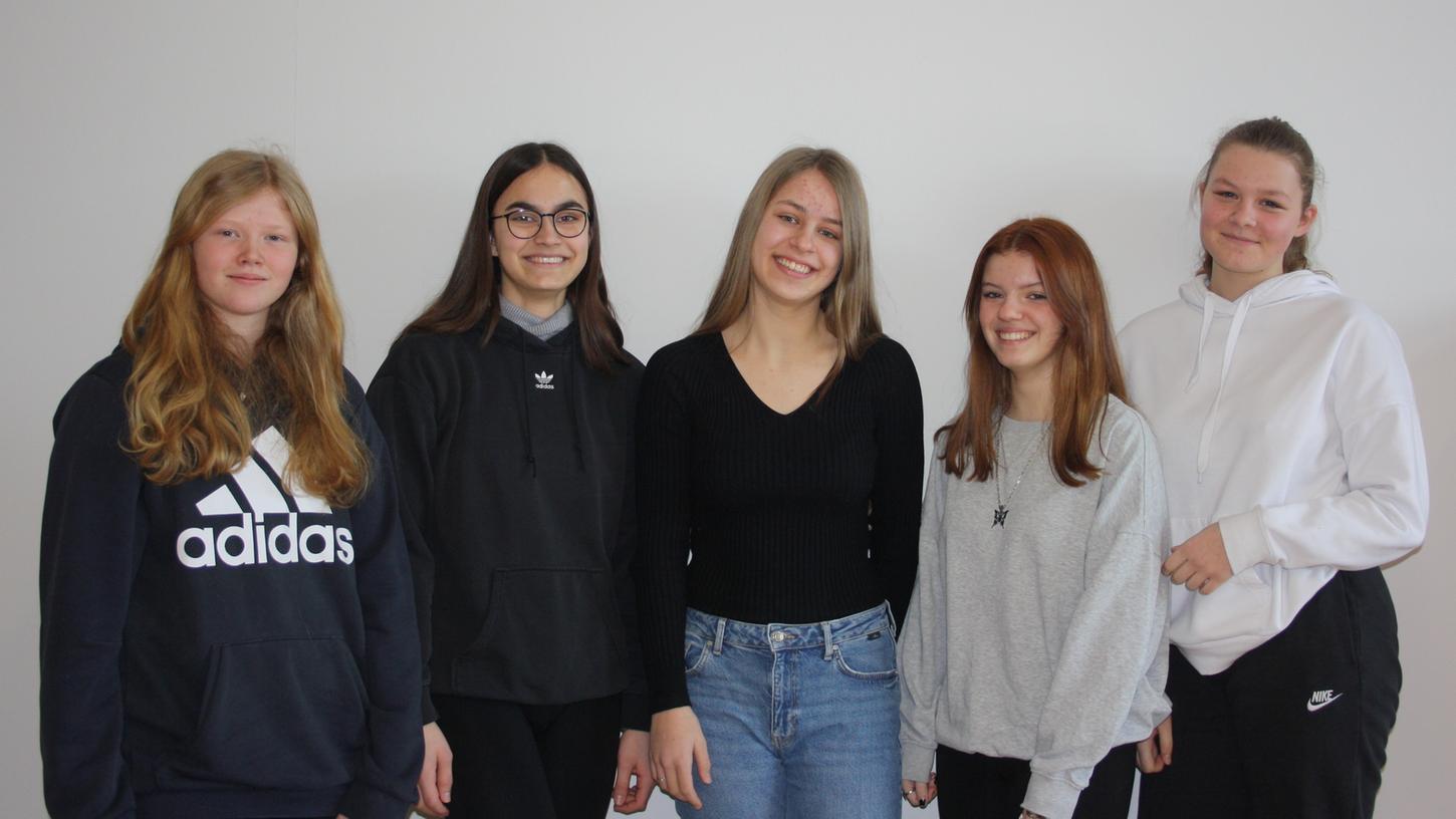 Die Schülerinnen der Realschule Hensoltshöhe Lea Rosenbauer, Anika Rupp, Annabell Roll, Cora Haas und Franziska Noacke (von links) gehen gerne am Wochenende aus.