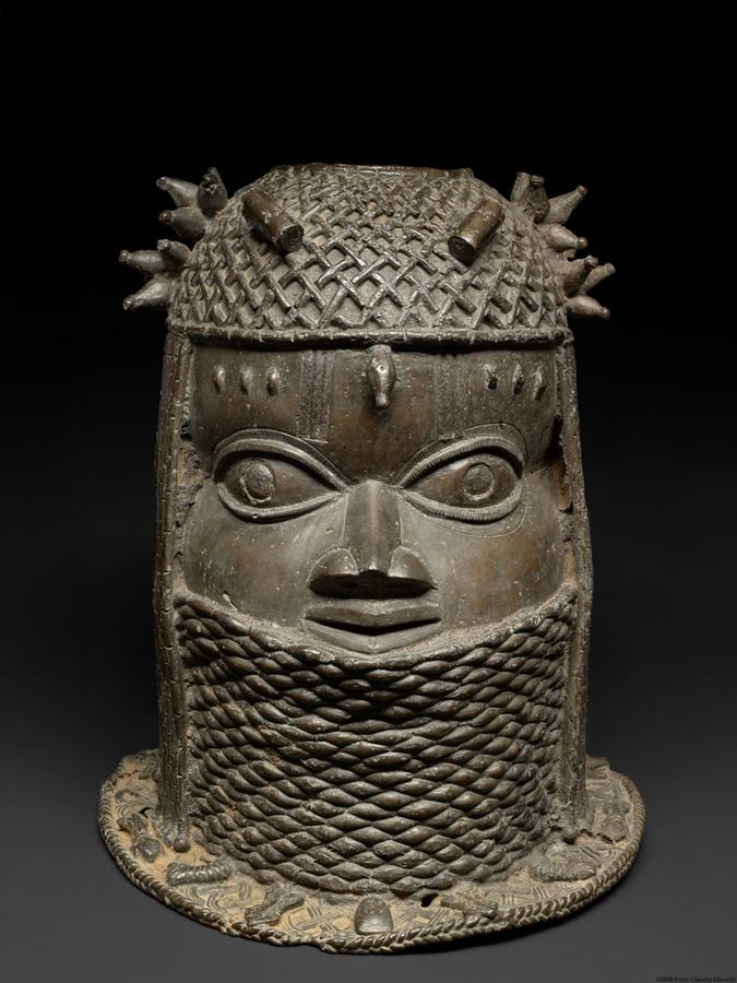 Dieses Foto zeigt den Gedenkkopf eines Königs, eine Plastik aus dem 18. Jahrhundert aus dem Königreich Benin (heutiges Nigeria).