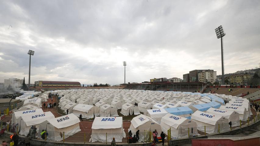 Knapp eineinhalb Millionen Menschen sollen in den Krisenregionen ihr Zuhause verloren haben. Fußballstadien wie dieses in der Provinz Kahramanmaras werden zu Notlagern umfunktioniert. Knapp eineinhalb Millionen Menschen sollen in den Krisenregionen ihr Zuhause verloren haben. Fußballstadien wie dieses in der Provinz Kahramanmaras werden zu Notlagern umfunktioniert.