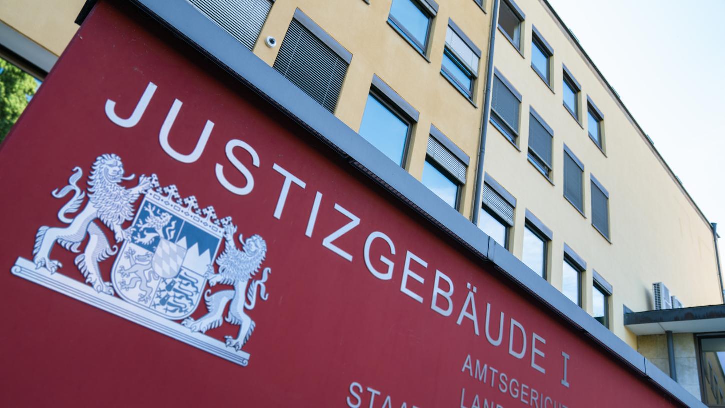 Einem 47-Jährigen war während einer Verhandlungen eine filmreife Flucht aus dem Coburger Landgericht gelungen. Zahlreiche Kräfte fahndeten nach ihm und konnten ihn schließlich wieder festnehmen. Einem 47-Jährigen war während einer Verhandlungen eine filmreife Flucht aus dem Coburger Landgericht gelungen. Zahlreiche Kräfte fahndeten nach ihm und konnten ihn schließlich wieder festnehmen.