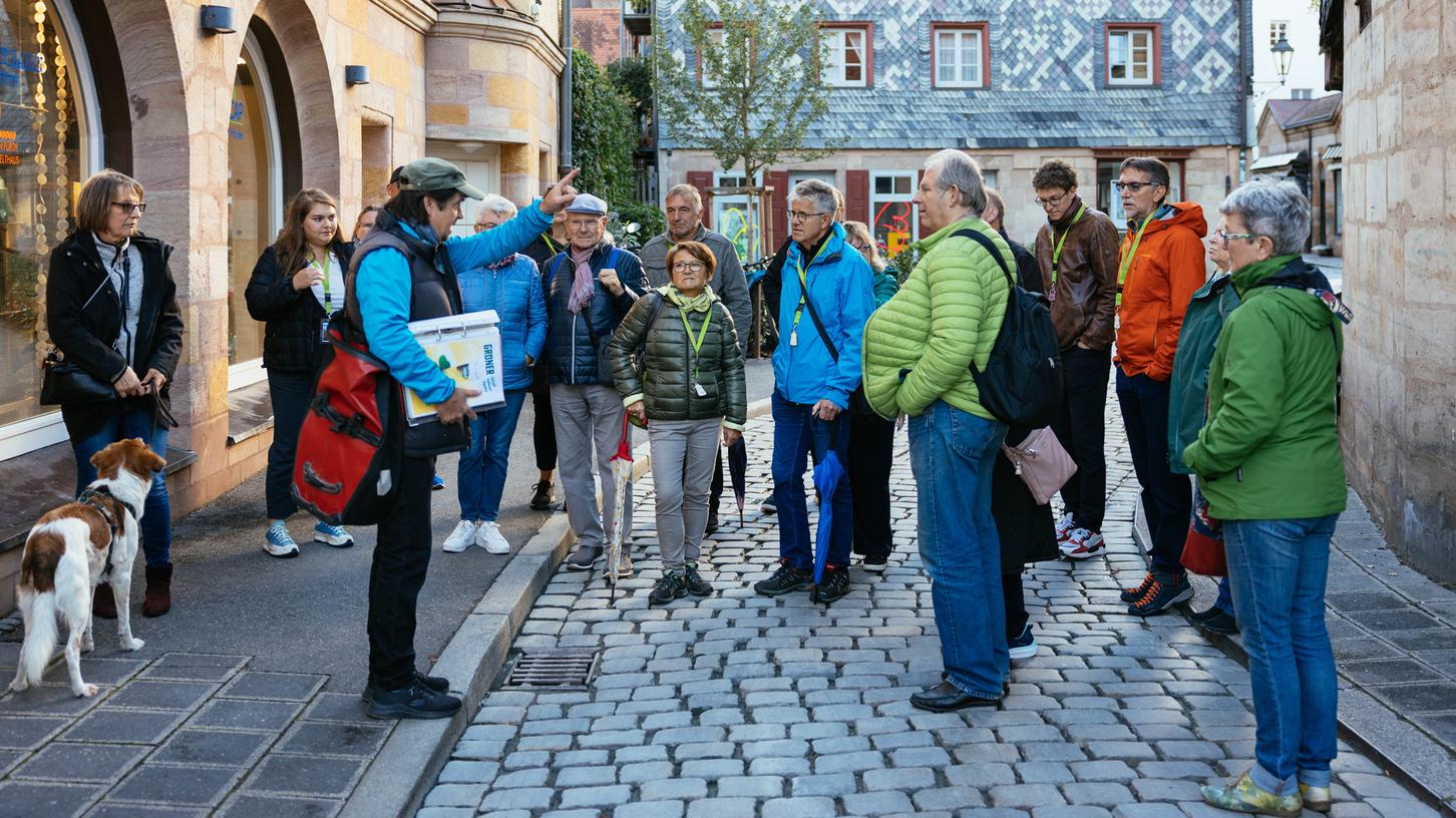 Für Touren durch die Stadt sucht die Fürther Tourist-Information interessierte Menschen als Führerinnen und Führer. 