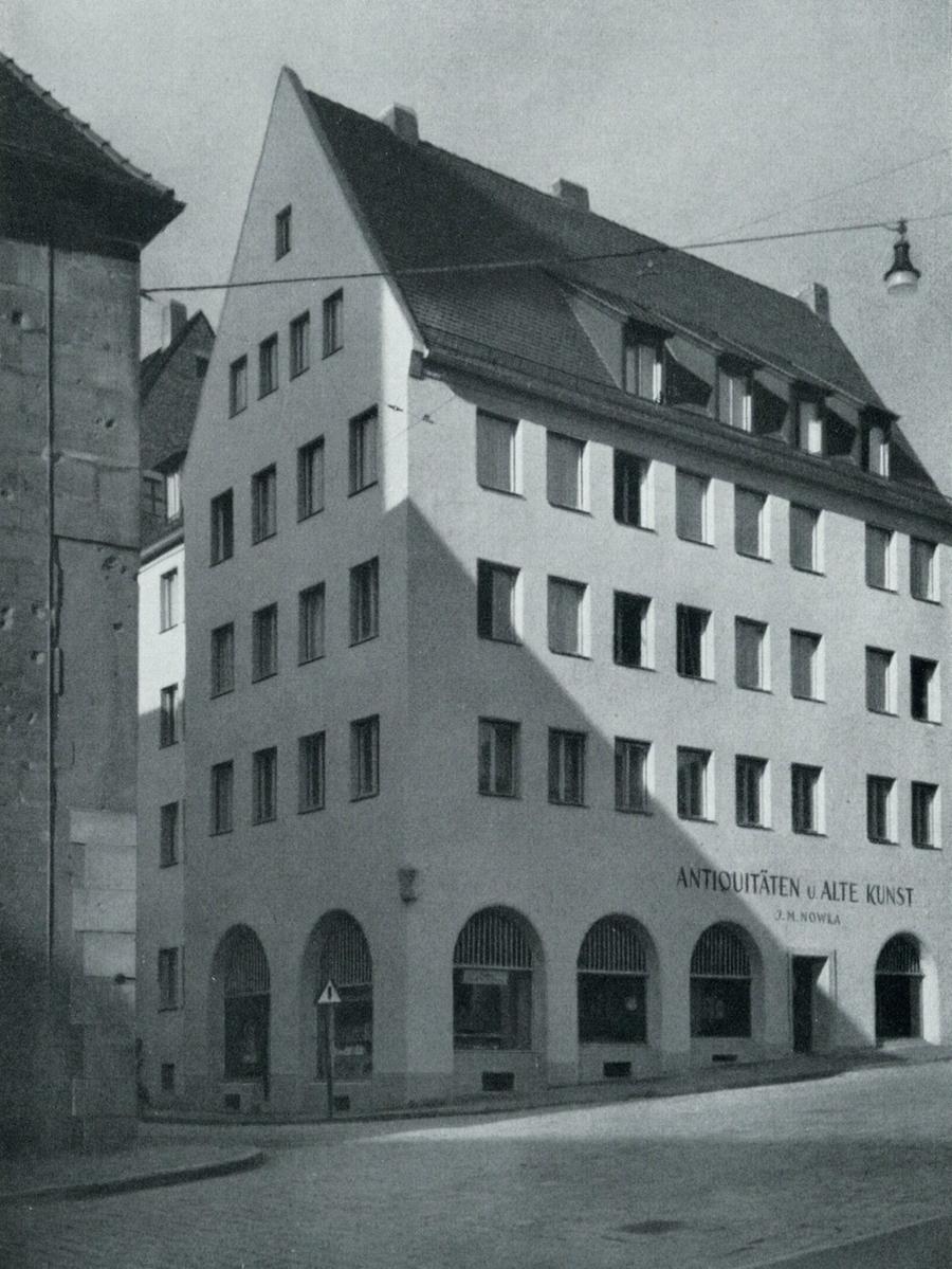 Der Albrecht-Dürer-Platz 3 im Jahr 1953. Der Entwurf für den Wiederaufbau von Friedrich Seegy hielt sich eng an das verlorene Original. Die Hausmadonna war 1953 noch nicht an ihrem Platz.
