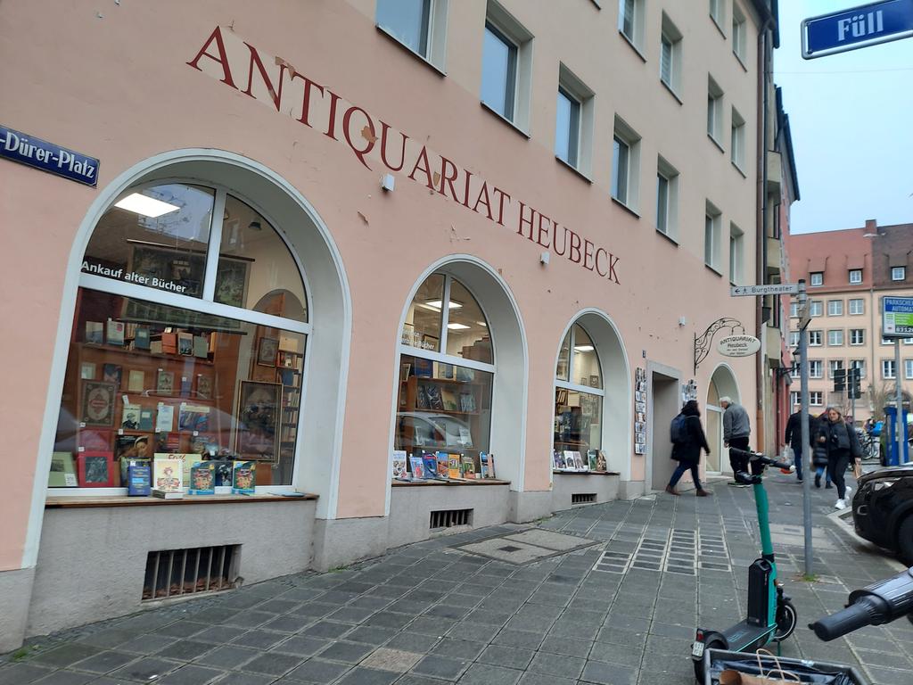 Das Antiquariat Heubeck prägte lange Jahre die Adresse. Ende 2022 verkündete es, das Ladengeschäft aufzugeben.