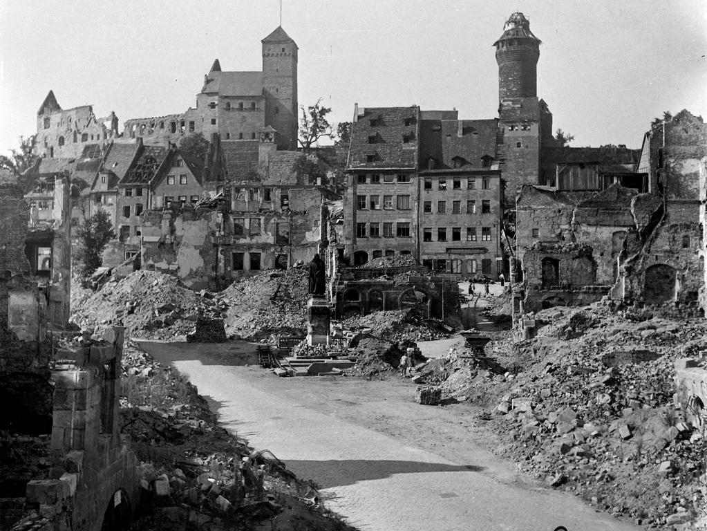 Nicht zu vergessen: 1945 lagen die Straßen rund um den Dürer-Platz in Schutt und Asche. Das Albrecht-Dürer-Denkmal blieb erhalten und ragte aus den Ruinen.