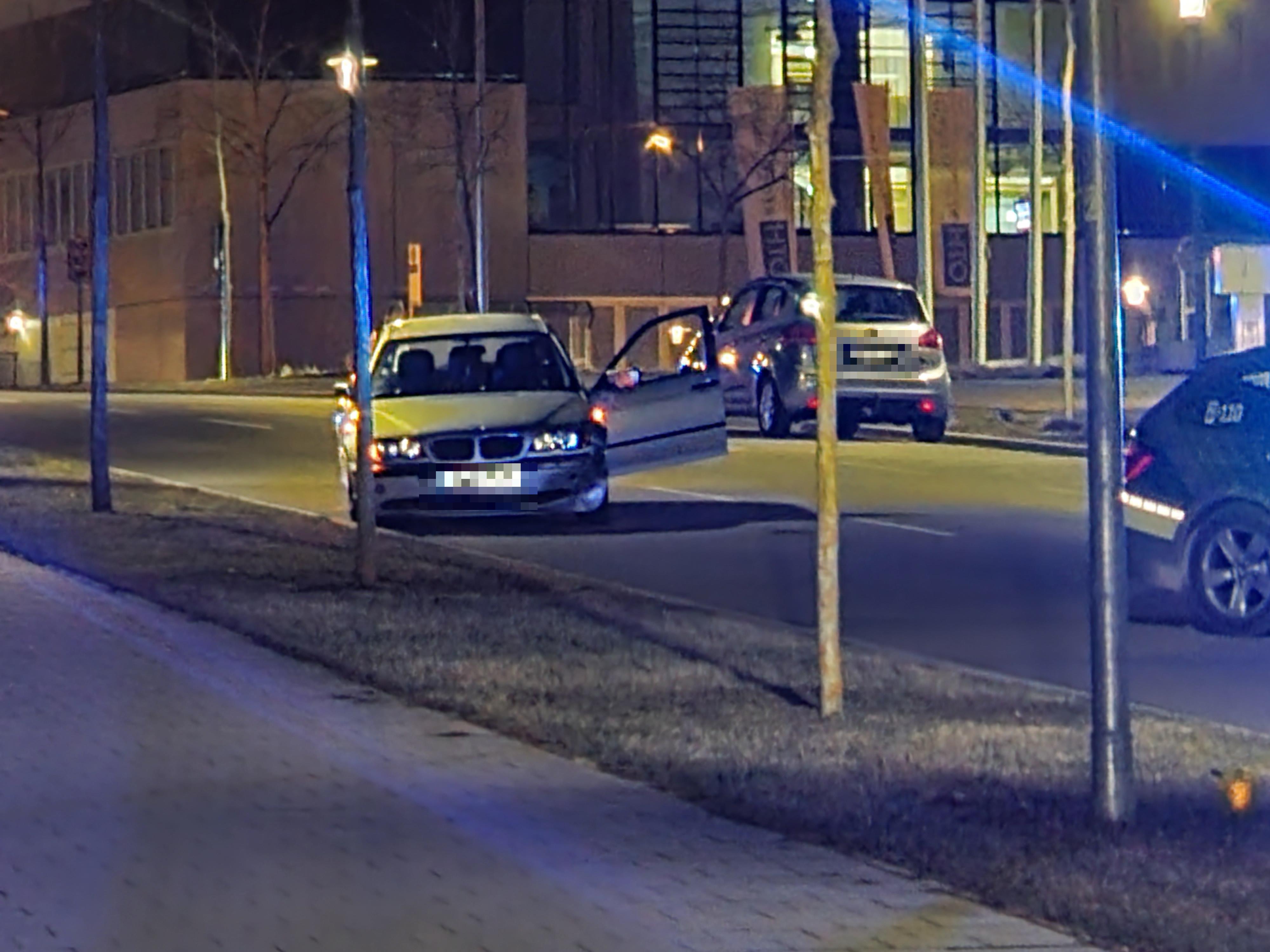 Regensburg: Polizei schießt auf flüchtendes Fahrzeug - BMW fällt wegen Fahrweise auf und entzieht sich Anhaltung - Fahrer rammt bei der Flucht Polizeifahrzeuge - Silberner Kombi kommt bei Ostbayerische Technische Hochschule zum Stehen - Zwei Reifen durch Schüsse zerstört - Fahrer springt aus dem Wagen und flüchtet zu Fuß - Polizei mit Hubschrauber und Mantrailer im Einsatz - Bereich weiträumig abgesperrt, um Tatort zu sichern