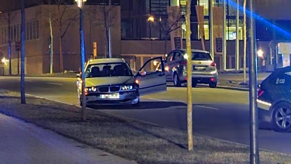 Regensburg: Polizei schießt auf flüchtendes Fahrzeug - BMW fällt wegen Fahrweise auf und entzieht sich Anhaltung - Fahrer rammt bei der Flucht Polizeifahrzeuge - Silberner Kombi kommt bei Ostbayerische Technische Hochschule zum Stehen - Zwei Reifen durch Schüsse zerstört - Fahrer springt aus dem Wagen und flüchtet zu Fuß - Polizei mit Hubschrauber und Mantrailer im Einsatz - Bereich weiträumig abgesperrt, um Tatort zu sichern