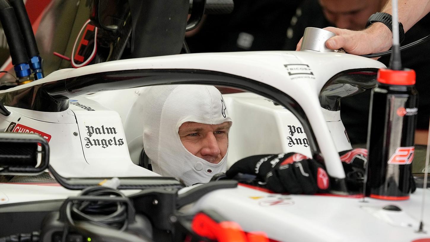 Nico Hülkenberg aus Deutschland vom Team Haas in der Box.