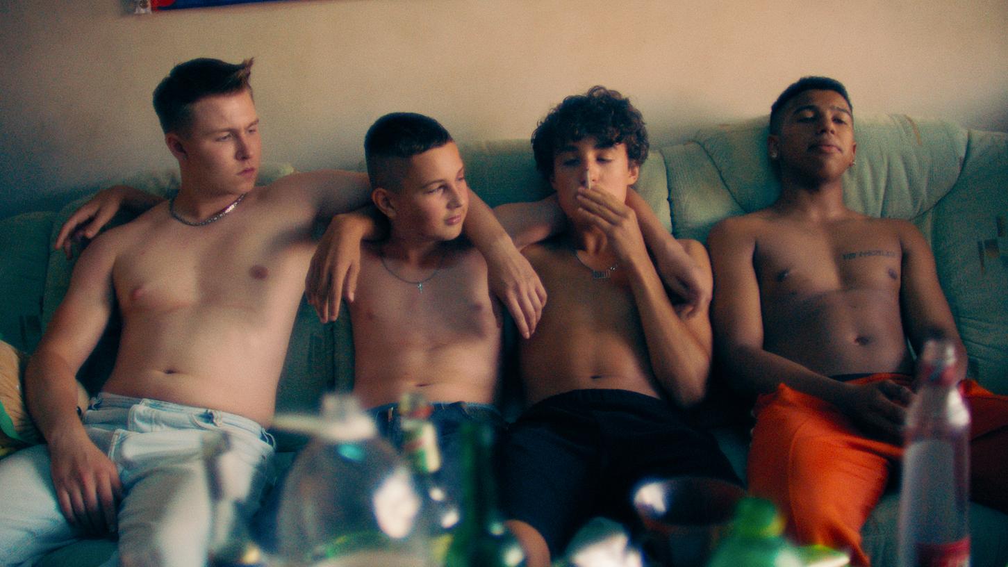 Vincent Wiemer als Julius, Levy Rico Arcos als Lukas, Rafael Klein-Heßling als Gino und Aaron Maldonado-Morales als Sanchez (von links) in einer Szene aus "Sonne und Beton".