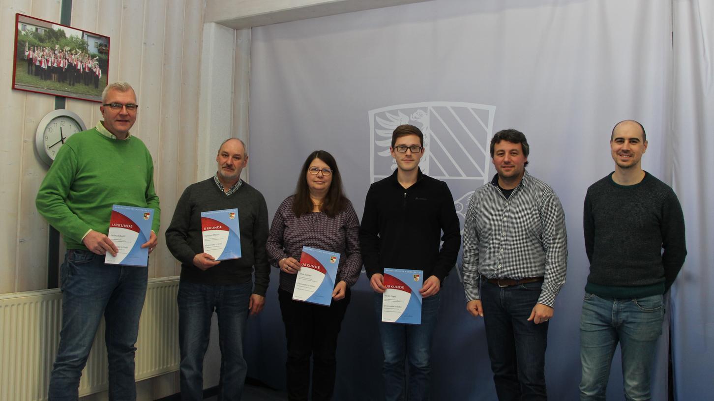 Die geehrten aktiven Musikerinnen und Musiker: Helmut Buckl, Hartmut Meyer, Silvia Sollner und Heiko Zagel zusammen mit Vorstand Lars Kustner und Dirigent Salvador Ortiz Badal (von links). Die geehrten aktiven Musikerinnen und Musiker: Helmut Buckl, Hartmut Meyer, Silvia Sollner und Heiko Zagel zusammen mit Vorstand Lars Kustner und Dirigent Salvador Ortiz Badal (von links).